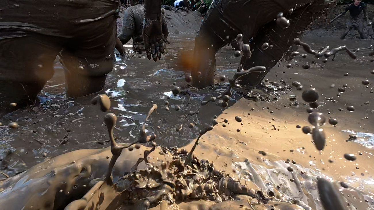 Kijk naar ploeteren door de modder. Mud Masters live bij omroep Flevoland