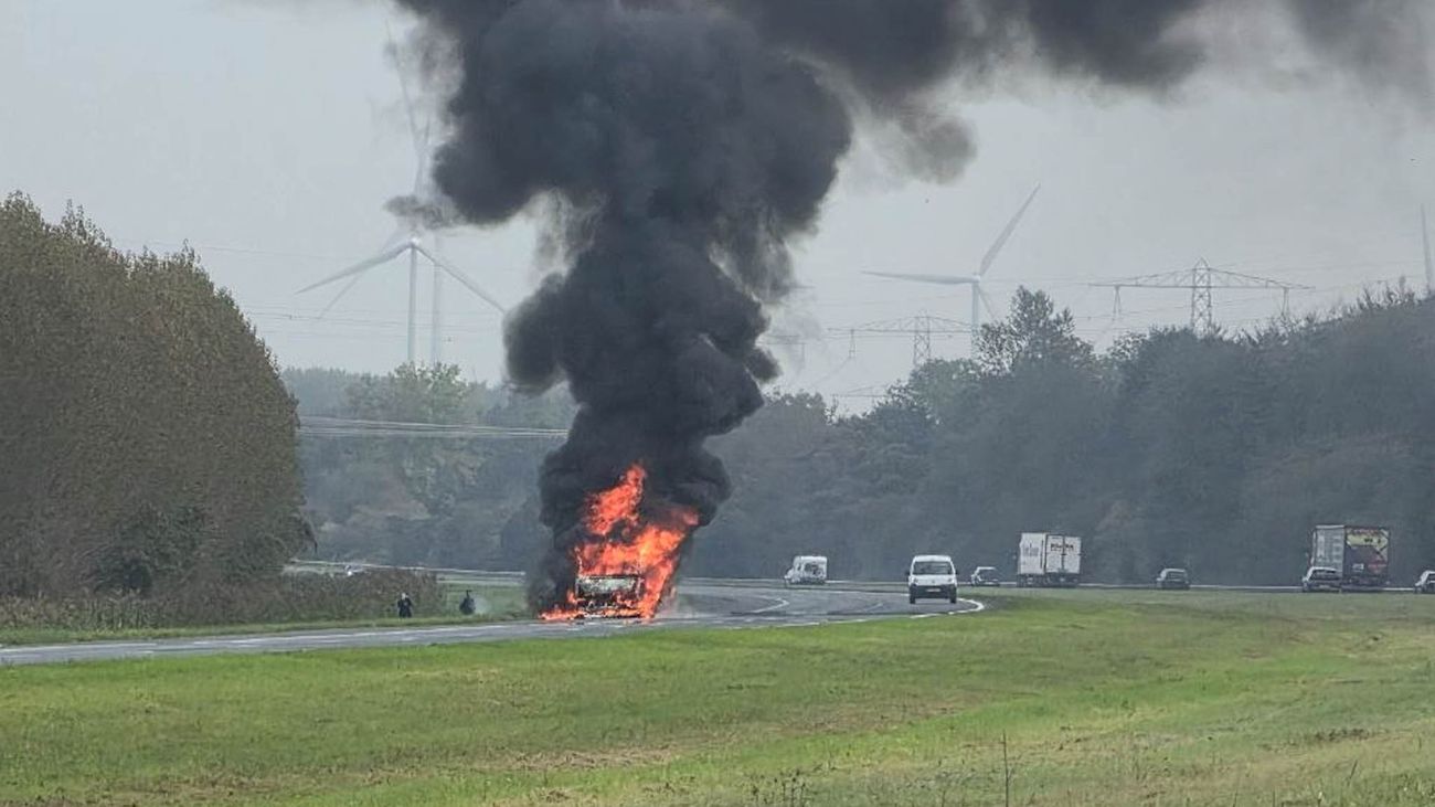 Bakwagen in brand op A6 bij Lelystad veroorzaakt dikke rookwolken en file