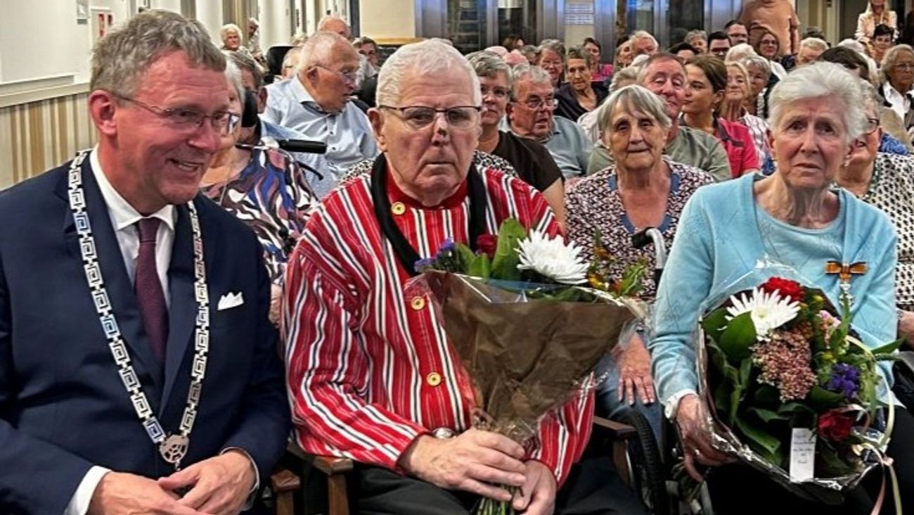 Echtpaar Bakker uit Urk krijgt lintje voor jarenlange inzet voor anderen