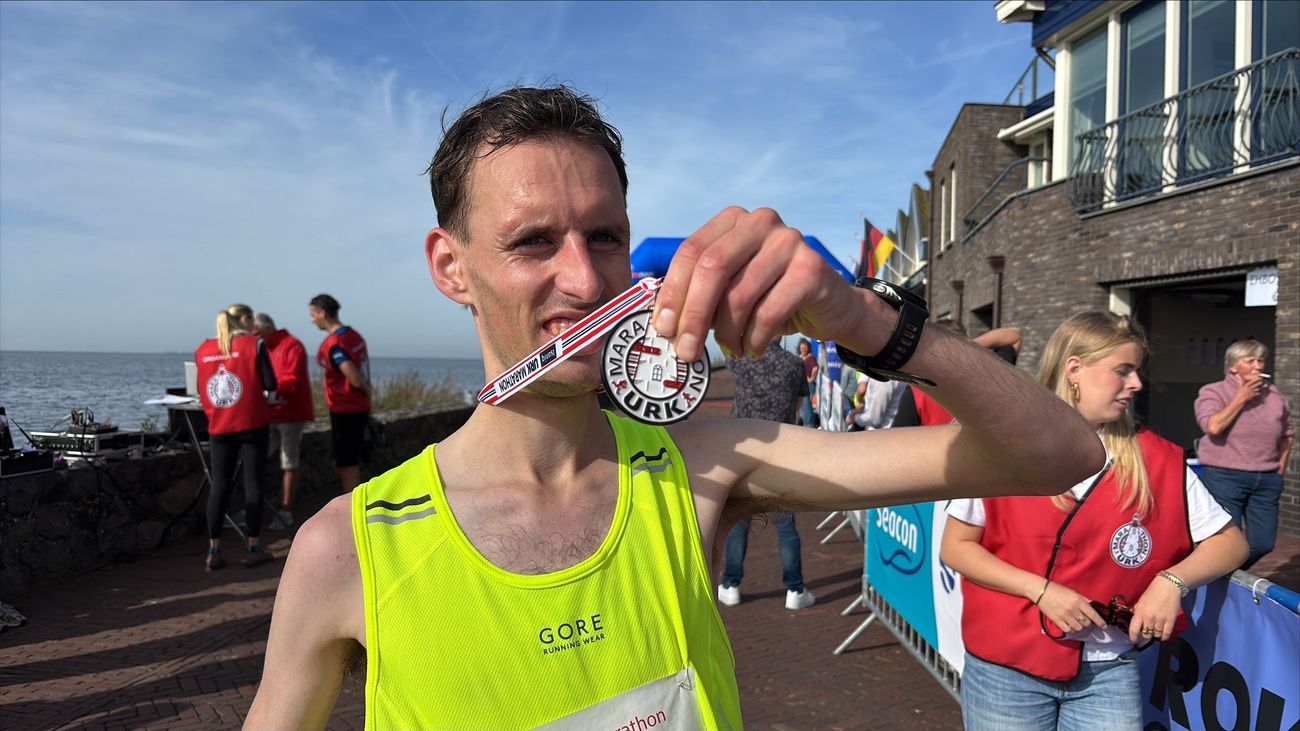 Danny Koppelman wint opnieuw hele marathon Urk; 42 km door het Urkerbos en over de dijk