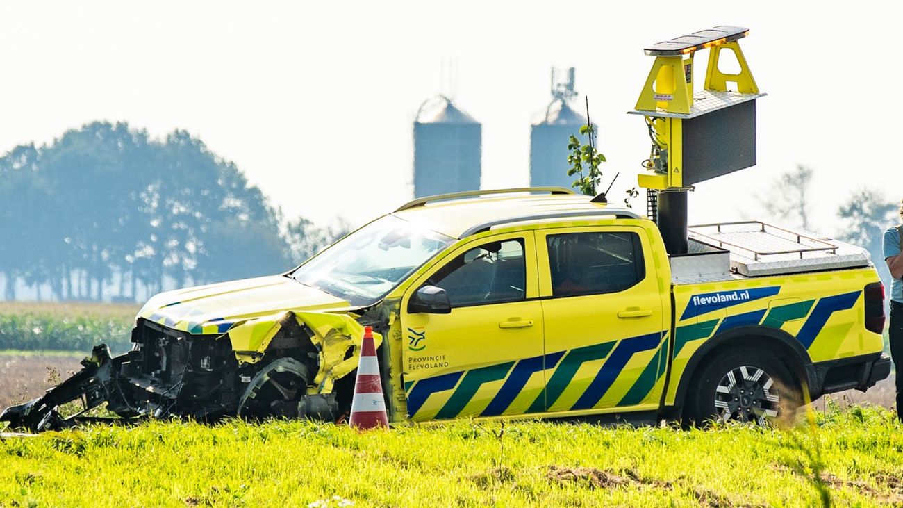 Provinciemedewerker staat op Gooiseweg om gestrand voertuig af te schermen, dan klapt auto op de ins