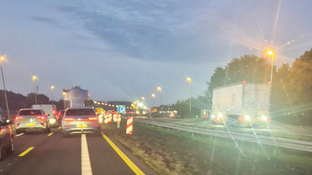 Chaos bij afgesloten toerit naar A6, 'Beroepschauffeurs schoven hekken aan de kant en negeerden verk