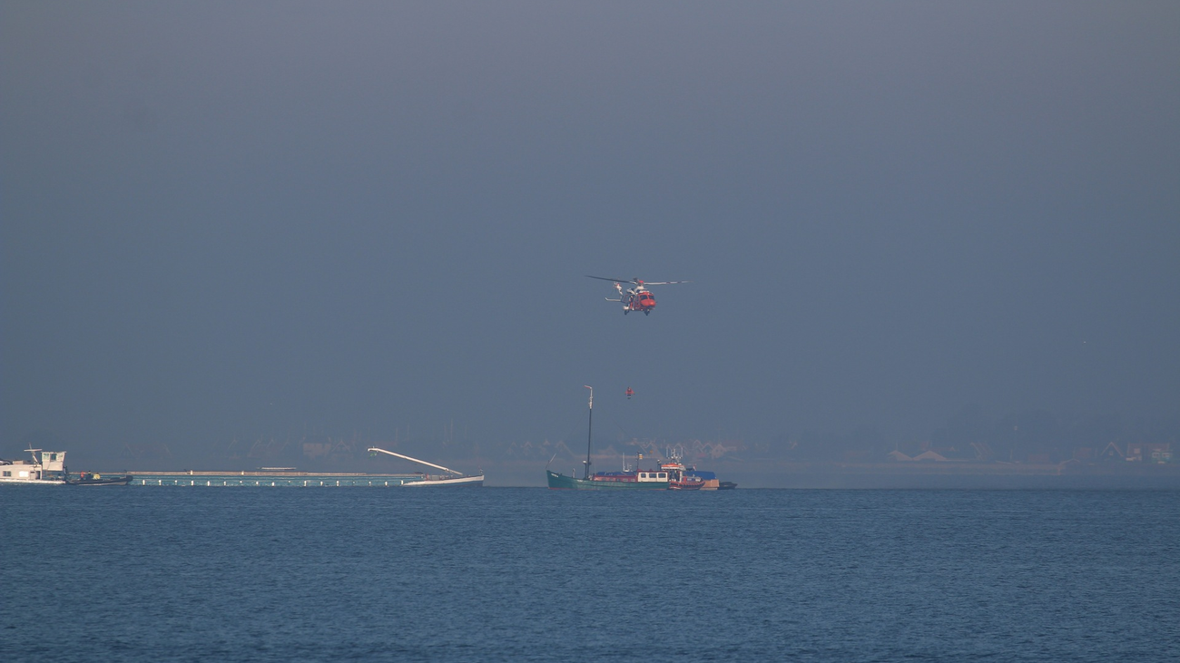 Meerdere lichtgewonden bij aanvaring viskotter en woonark op Markermeer