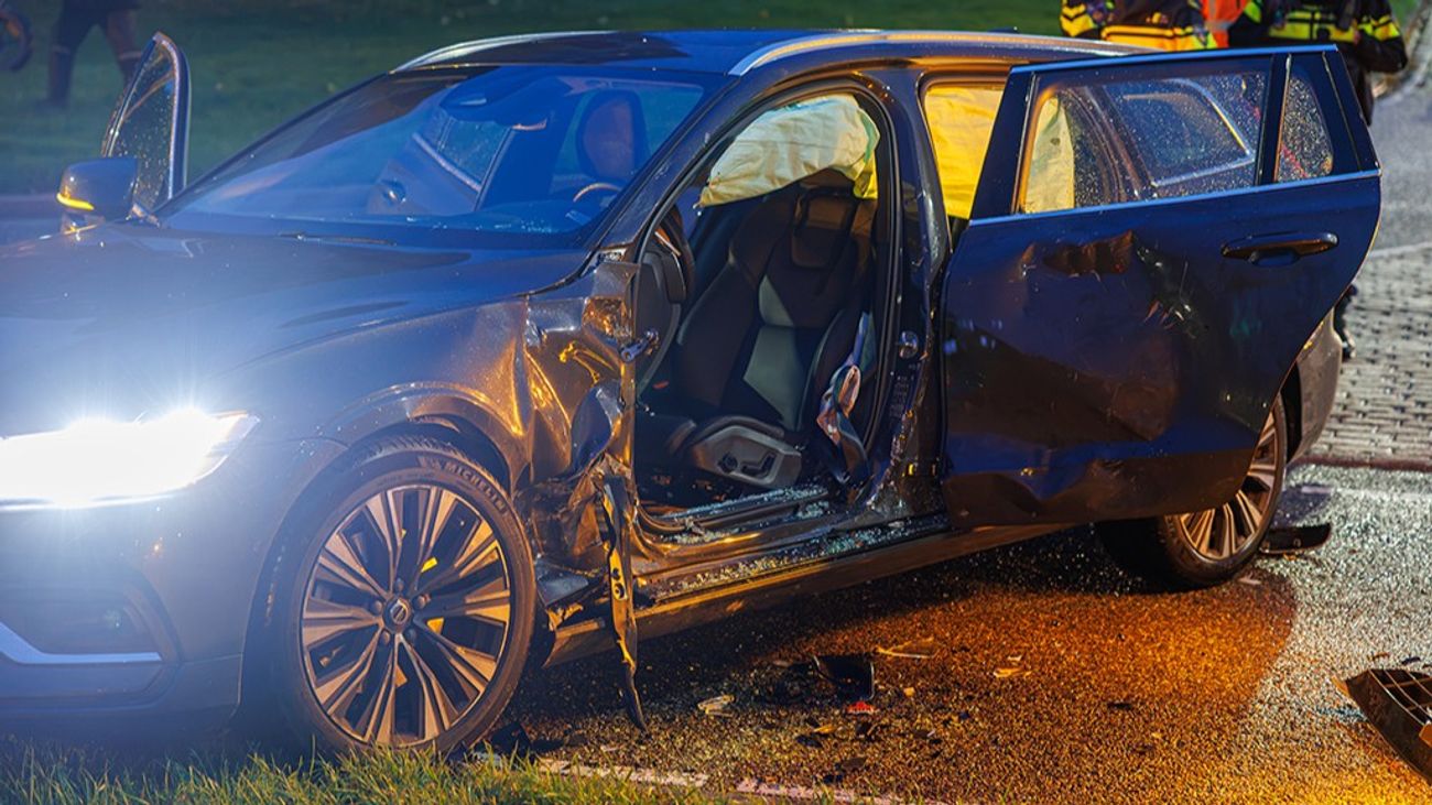 Bestuurder bekneld na botsing tussen bestelbus en auto in Lelystad