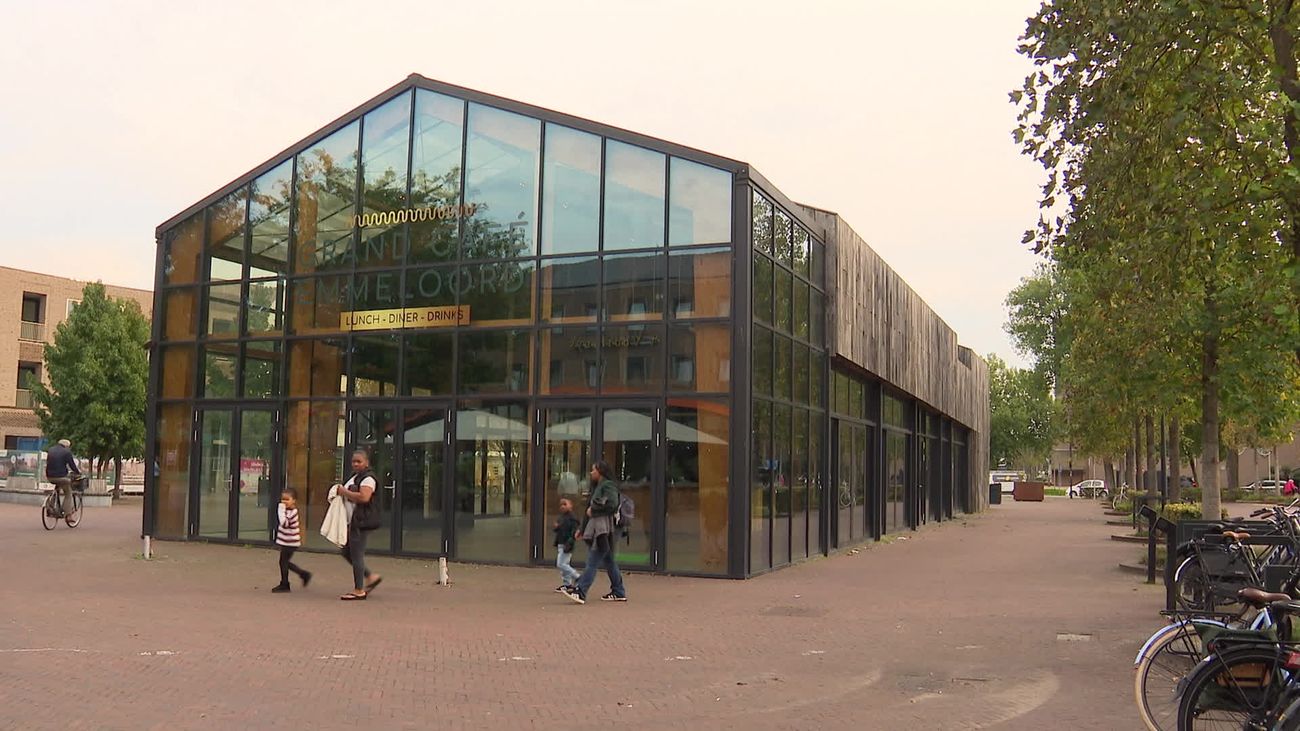 Groot horecapand in Emmeloord staat al jaren leeg, maar nu gebeurt er iets