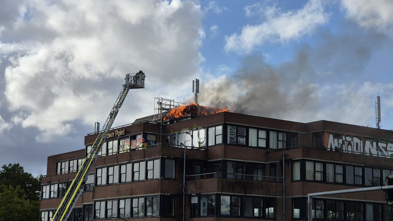 Uitslaande brand treft leegstaand pand op industrieterrein Almere Haven