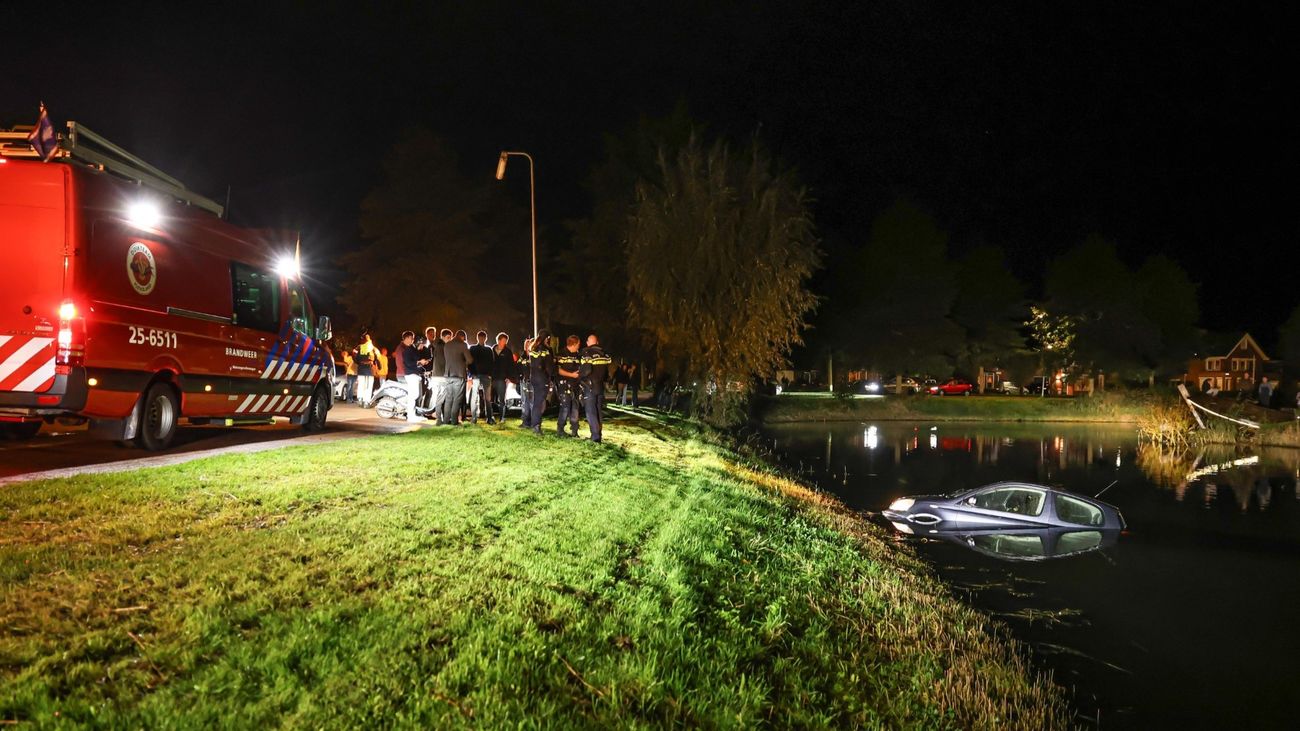 Auto komt in Urker singel terecht, inzittenden blijven ongedeerd