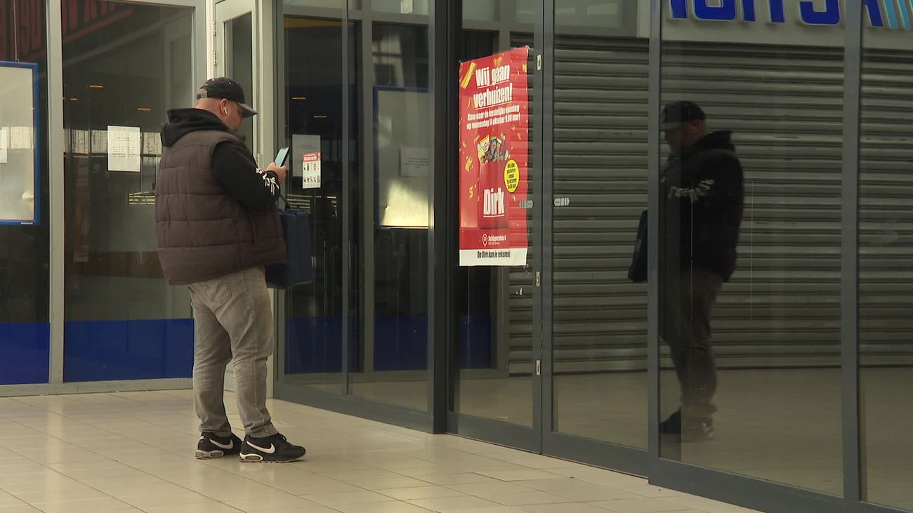 Verrassing voor bezoekers: deuren van vertrouwde winkels aan Korte Promenade in Almere zijn dicht