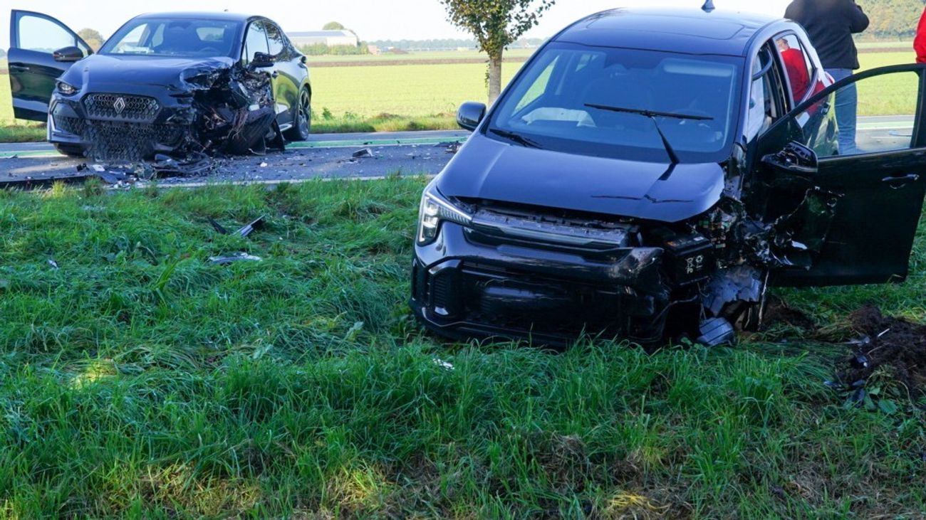 Twee auto's zwaar beschadigd door frontale botsing op Biddingringweg (N305)