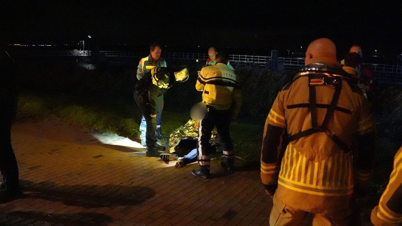 Mogelijke winkeldief haalt nat pak in Markermeer, brandweer schiet te hulp