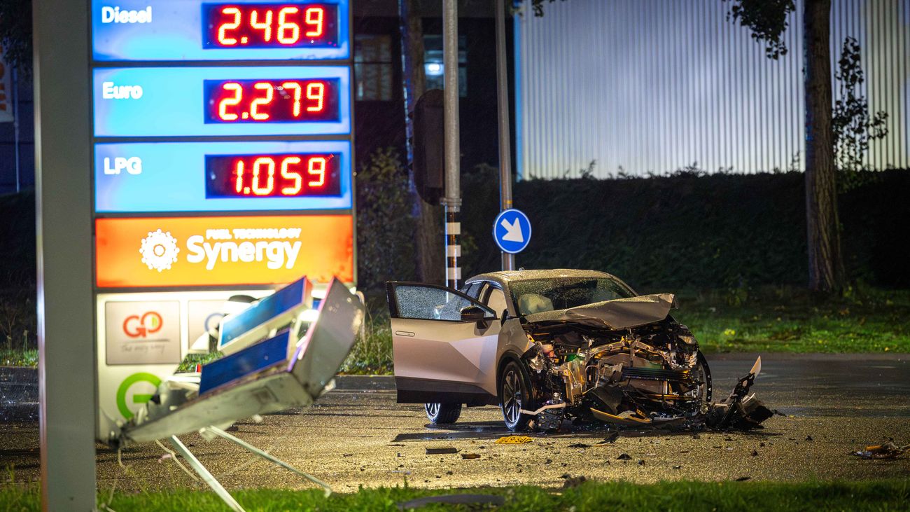 Twee auto's total loss na botsing op Markerdreef in Almere