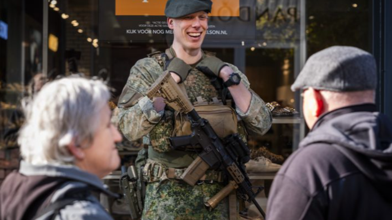 Militairen trekken Dronten in voor oefening: geen wapens maar gesprekken