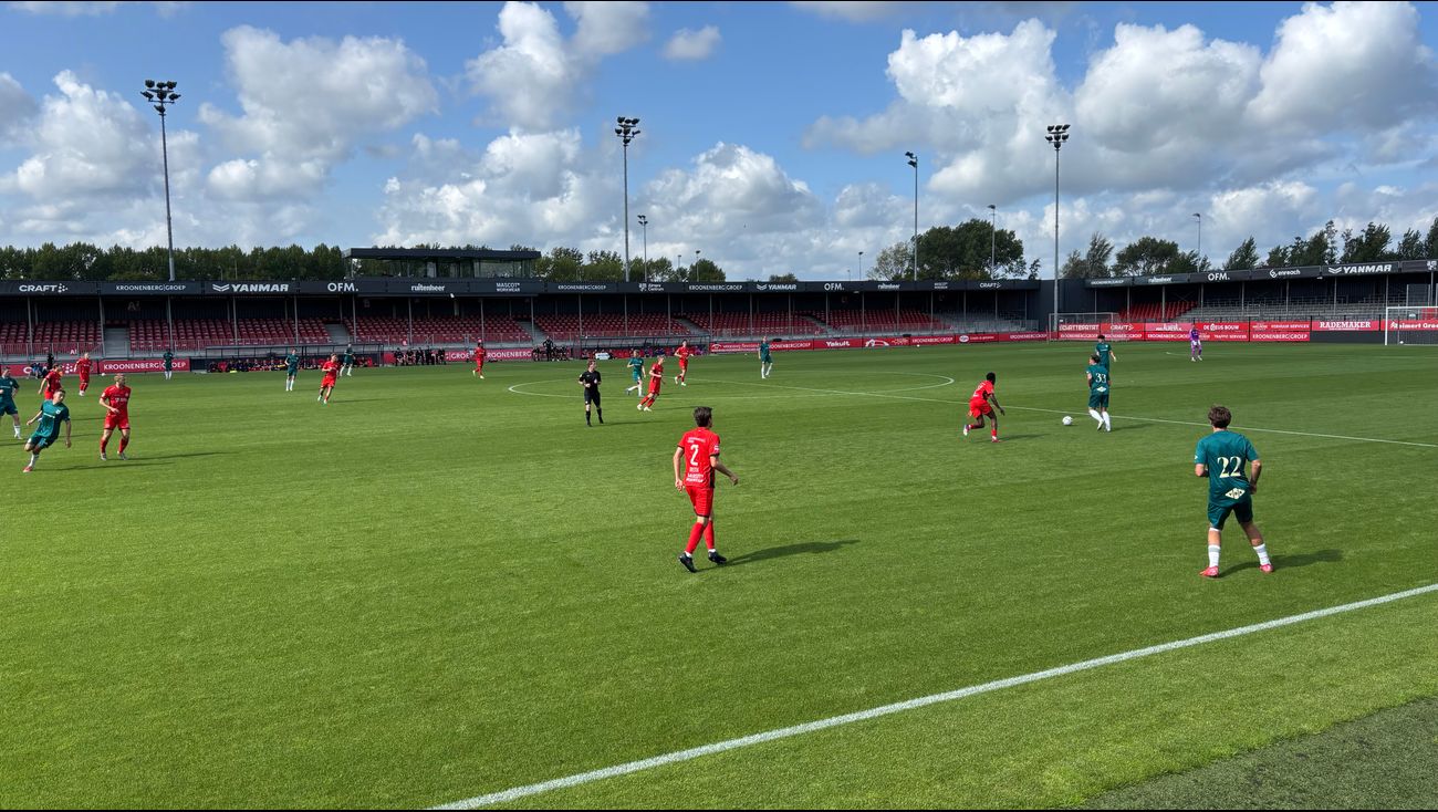 Sport - Almere City verliest ruim van PEC Zwolle in oefenduel