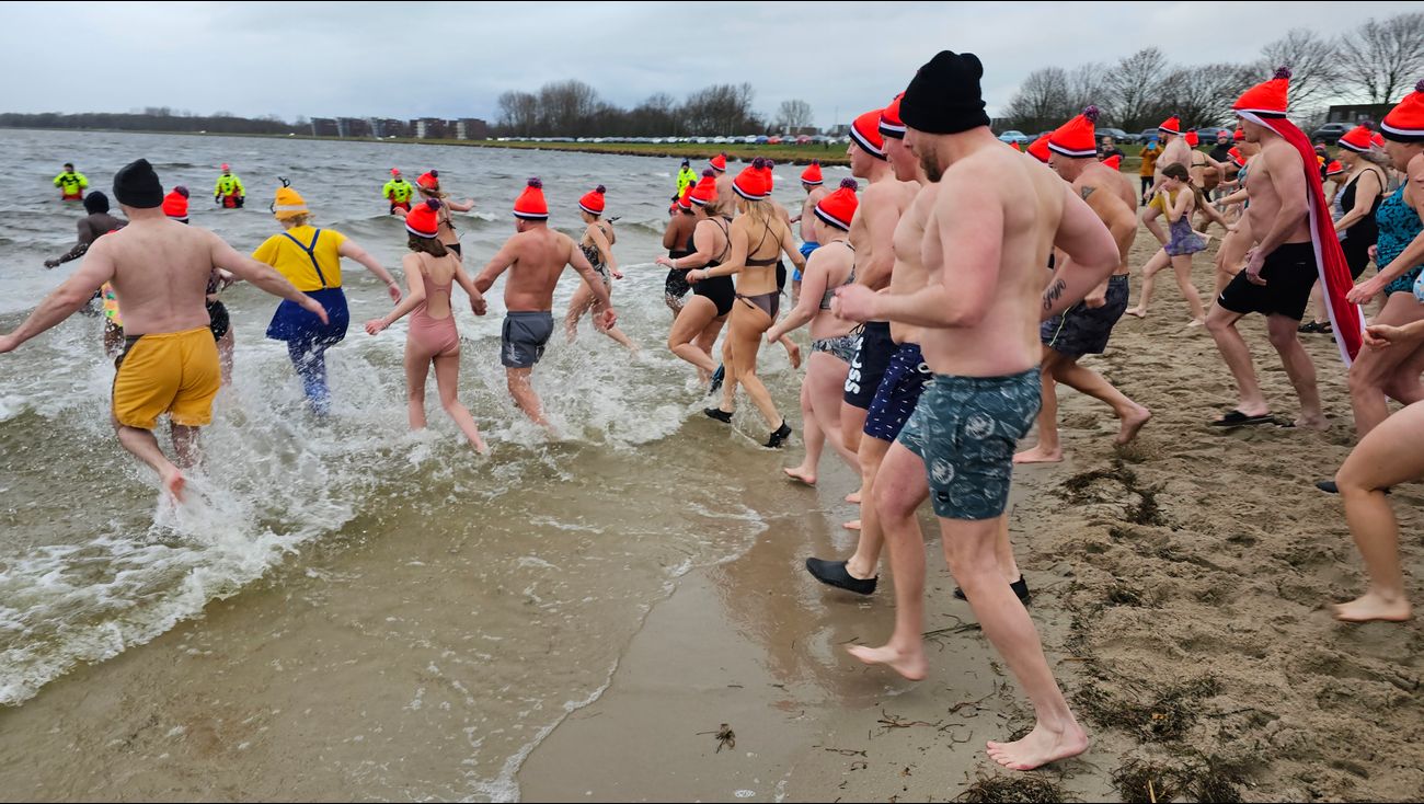 Nieuws - Regen en wind zorgen voor minder deelnemers bij nieuwjaarsduik in Almere