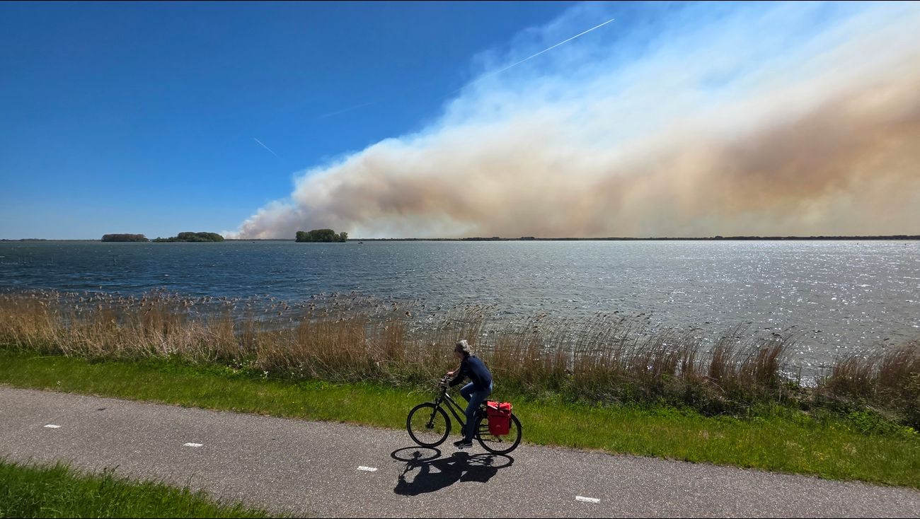 Nieuws - Geen gevaarlijke stoffen gemeten in rook die over Flevoland trekt