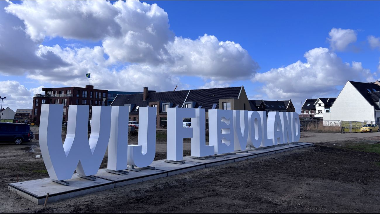 Nieuws - Letters 'Wij Flevoland' verkassen van Urk naar Zeewolde