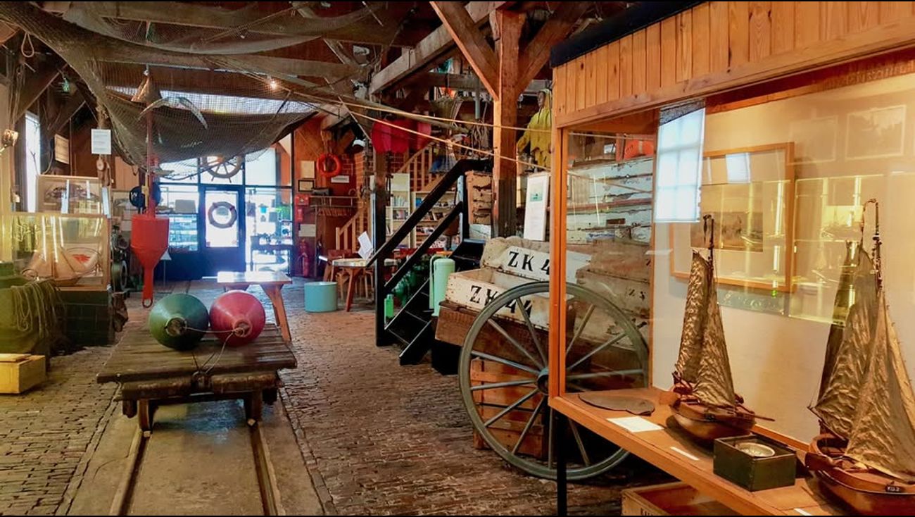 Gemist - Bij de Buur op een Uur: Visserijmuseum Zoutkamp in Groningen