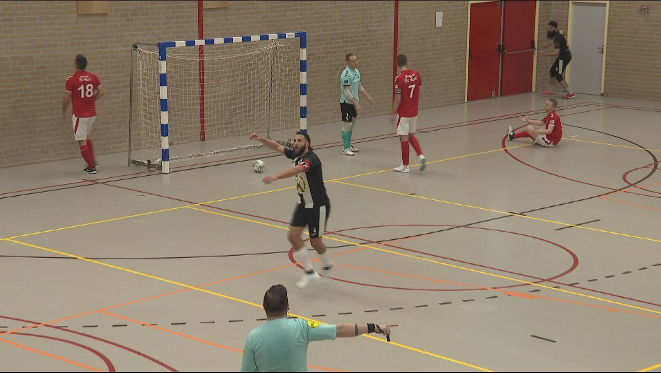 Sport - Zaalvoetballers Urk strijdend ten onder tegen koploper: 'Geven de goals te gemakkelijk weg'