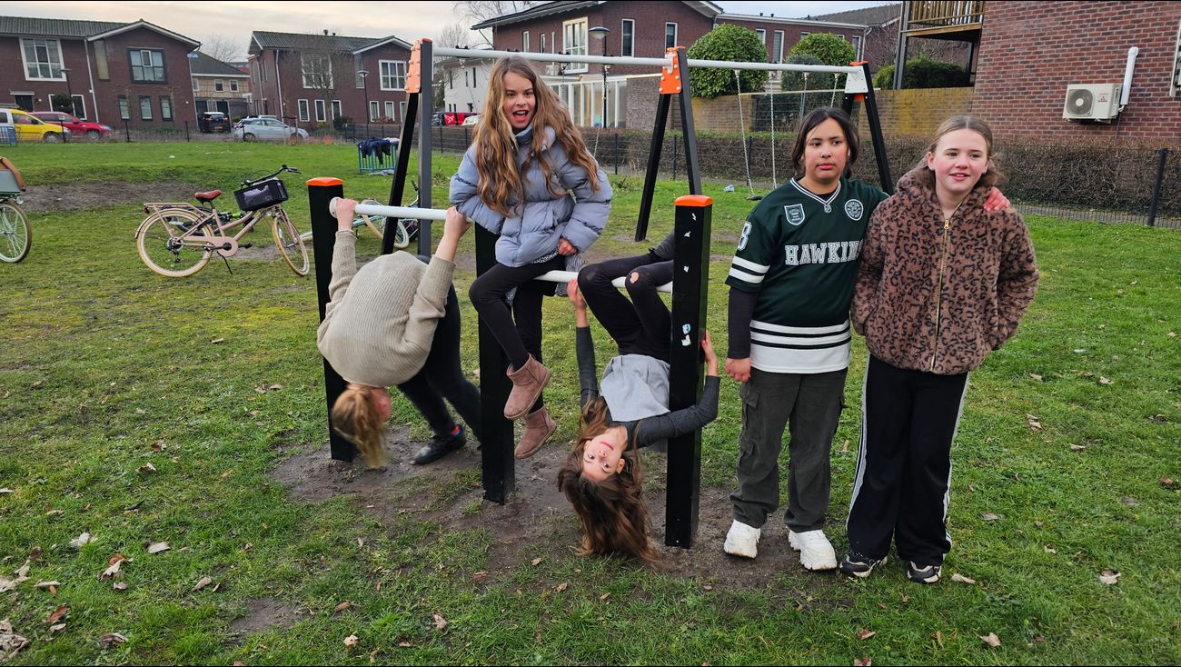 Gemeente Almere haalde speelveldje leeg, buurtbewoners regelden zelf nieuwe speeltoestellen