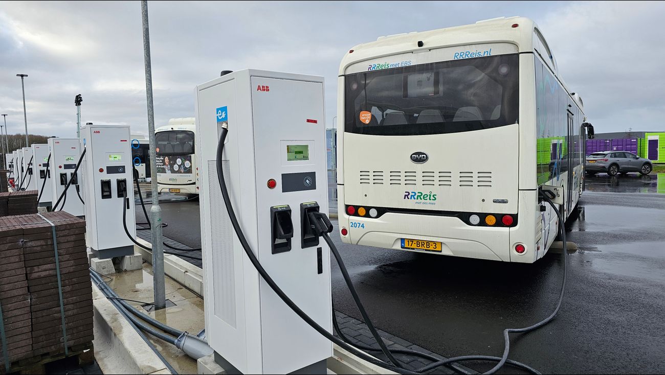 Nieuws - Wat doen al die bussen bij Lelystad Airport?
