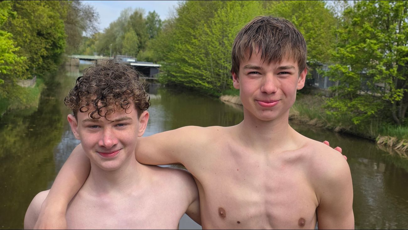 Nieuws - Examenstunt: duik in het ijskoude water van de Espelervaart in Emmeloord