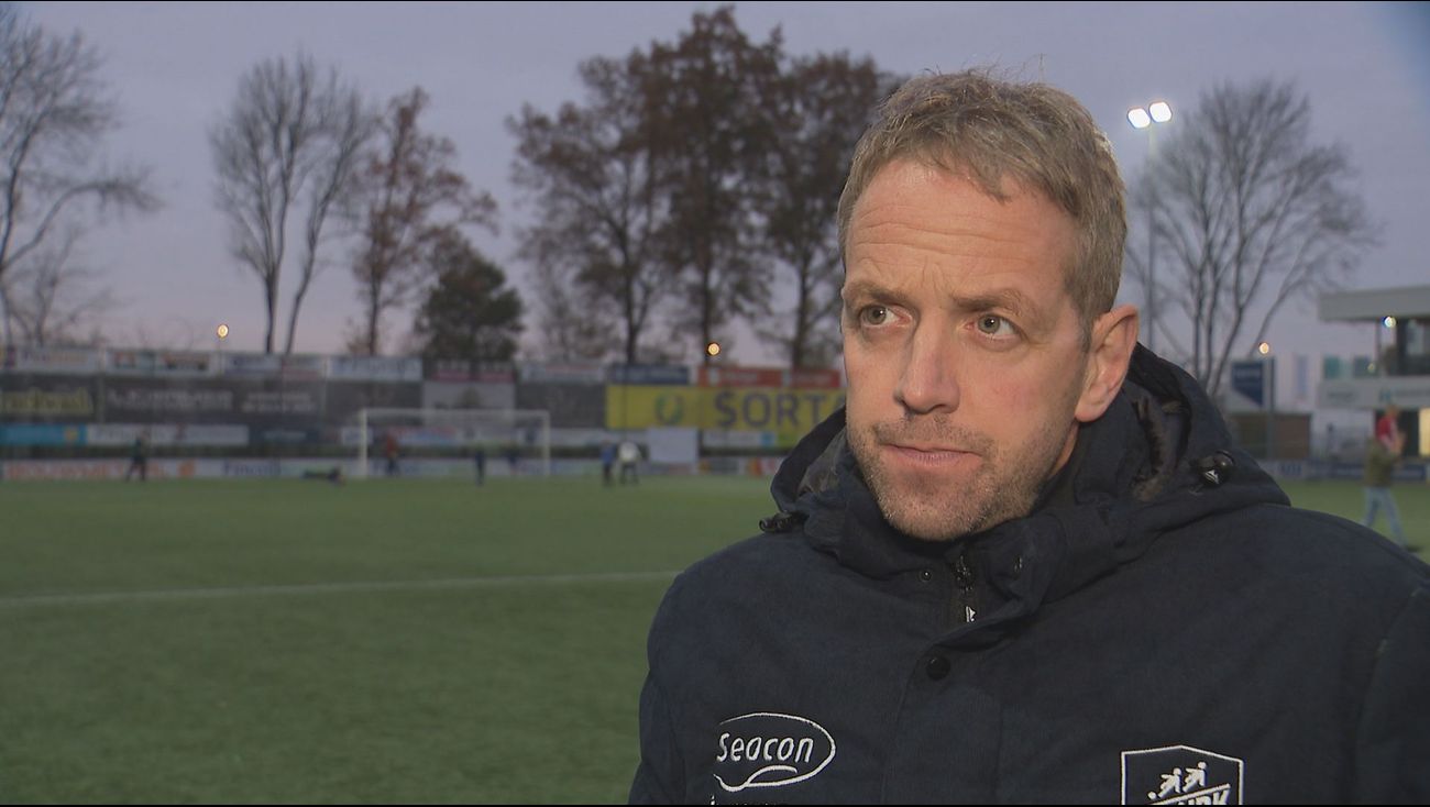 Sport - Mark Looms ook volgend seizoen trainer van SV Urk