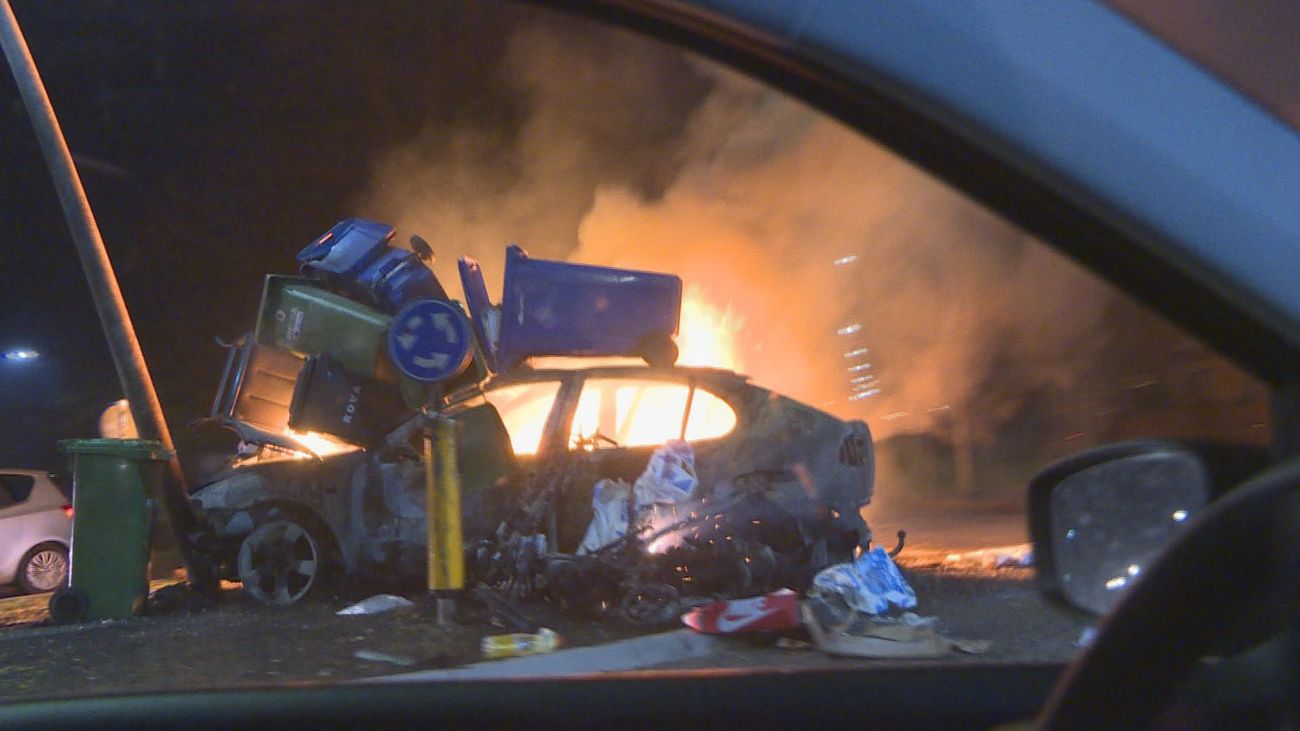 Nieuws - Auto in brand gestoken en ontploft op rotonde De Akkers