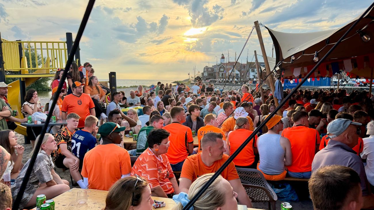 Nieuws - Urk kleurt oranje: honderden jongeren vieren ruime WK-zege van Nederland