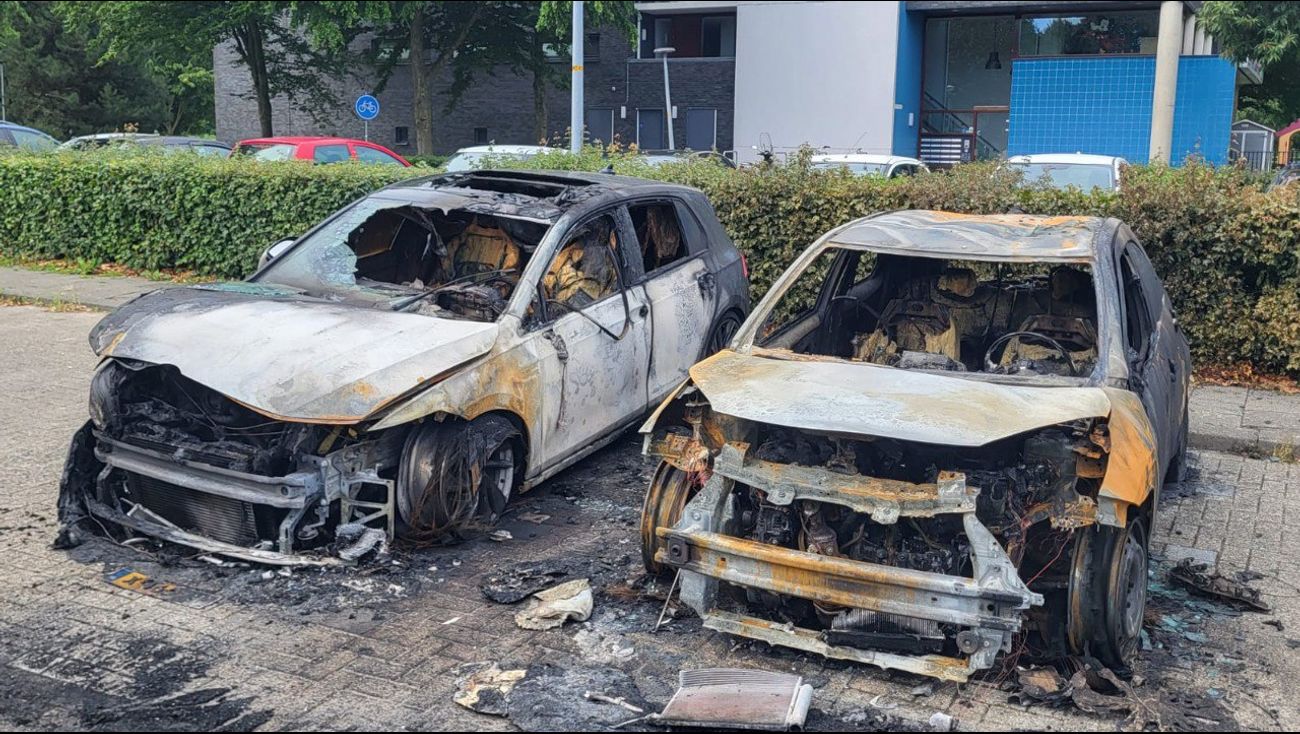 Nieuws - Twee auto's brandden volledig uit op parkeerplaats in Almere
