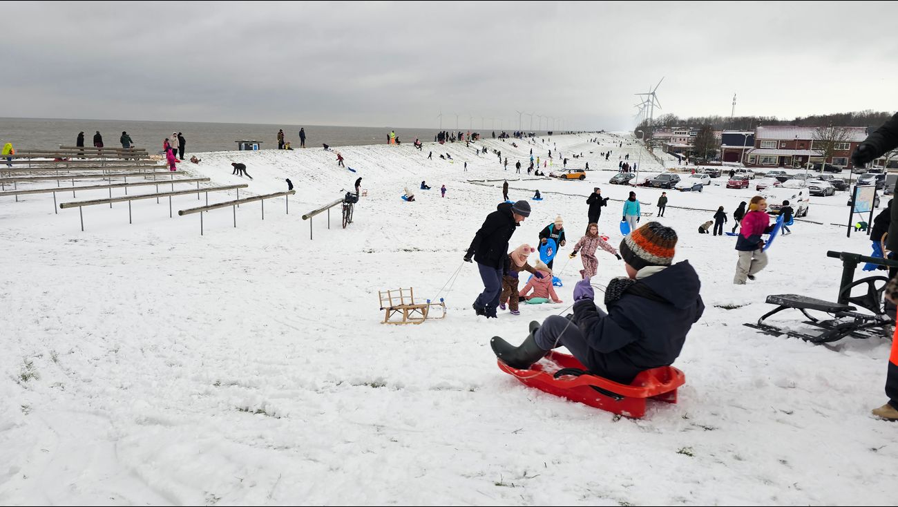 Nieuws - Sleetjerijden vanaf de dijk, een populaire attractie op Urk