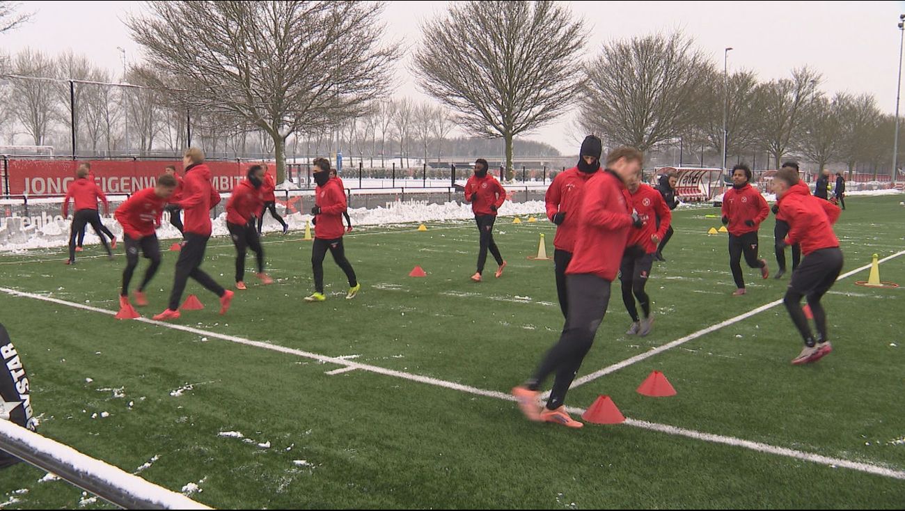 Sport - Trainer Almere City FC gelooft nog in directe promotie: 'zeg nooit nooit'