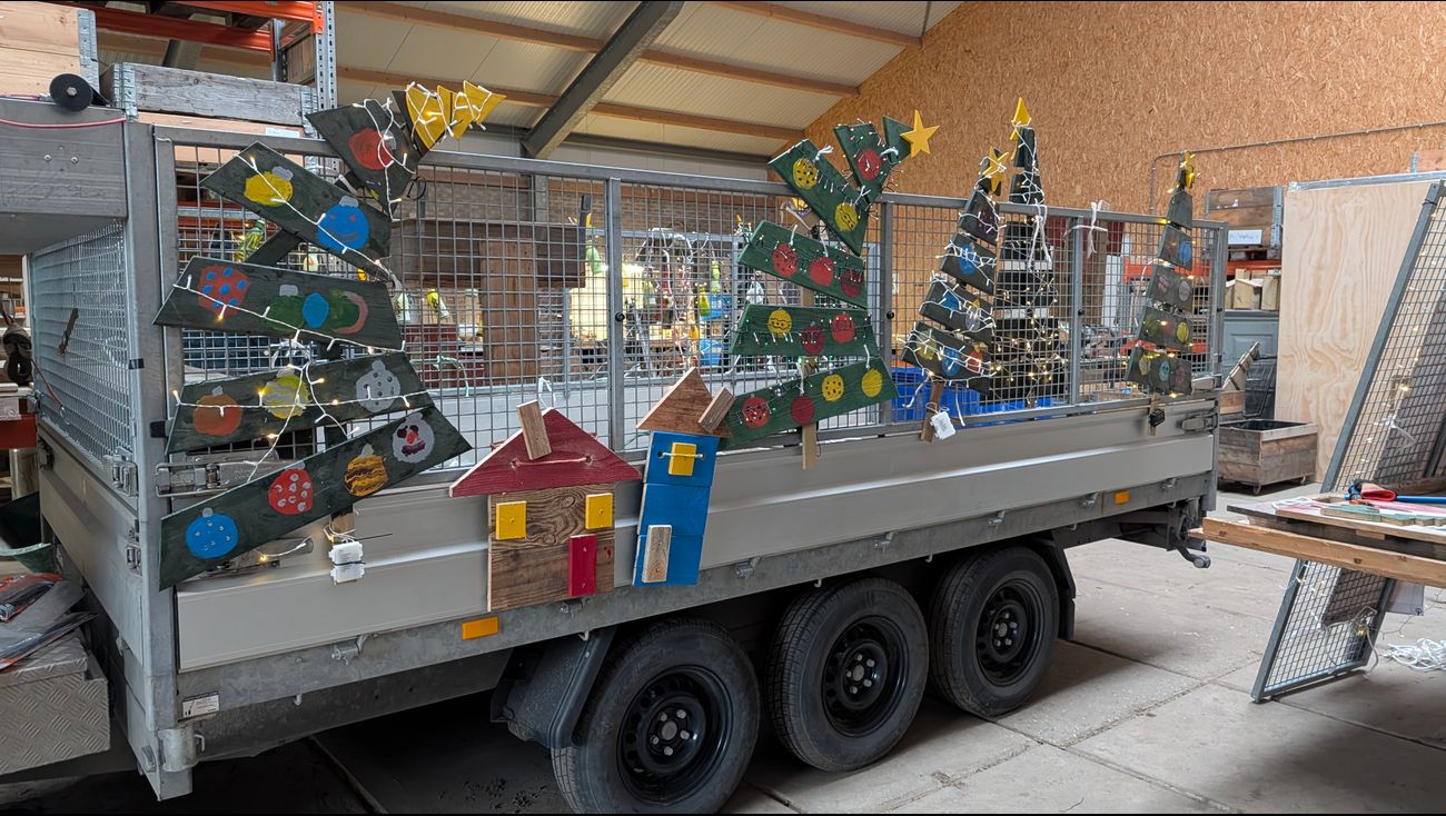 Nieuws - Bert en tientallen andere Flevolanders bouwen versierde trekkers voor lichtjestour