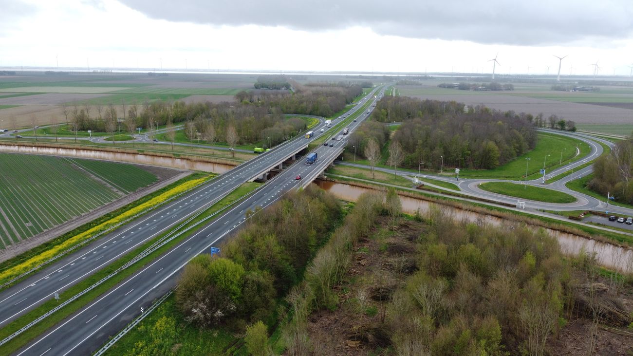 Zware vrachtwagens vanaf maandag tijdelijk geweerd van viaduct A6 bij Nagele