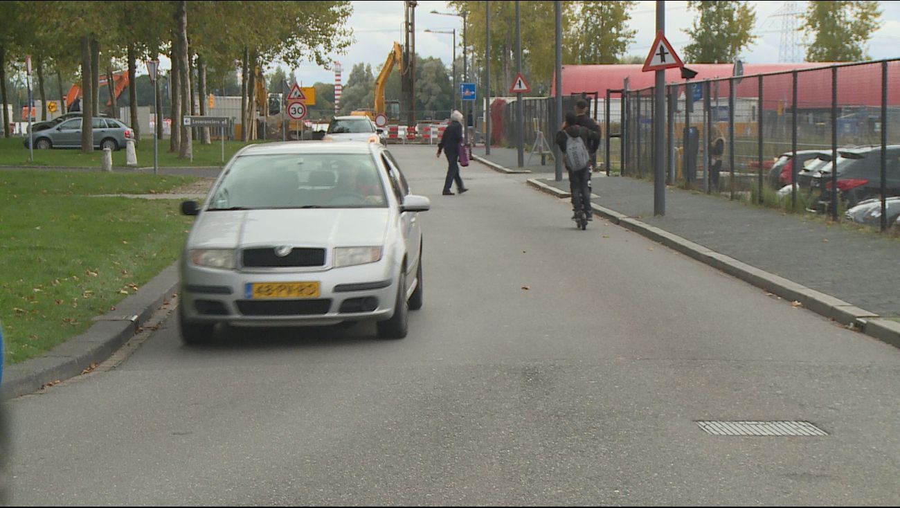 Nieuws - Beloofd zebrapad bij Flevoziekenhuis blijft uit: 'Dan doen we het wel zelf!'