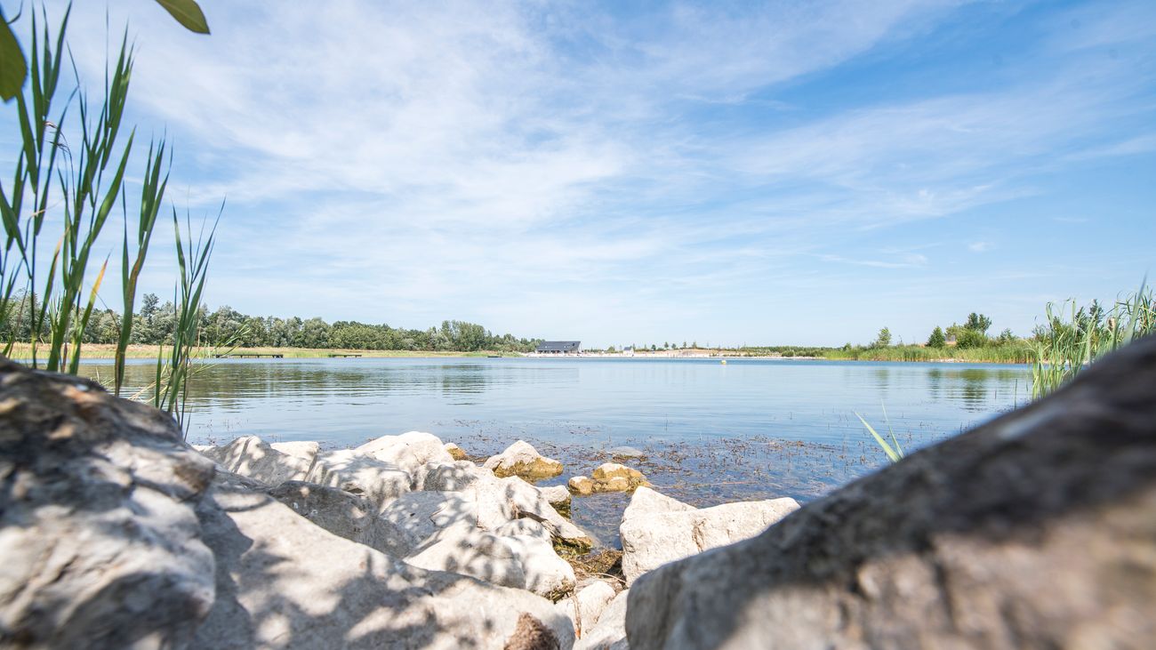 Zwemmen kan weer in Wellerwaard Emmeloord na brand, geen microplastics in water aangetroffen