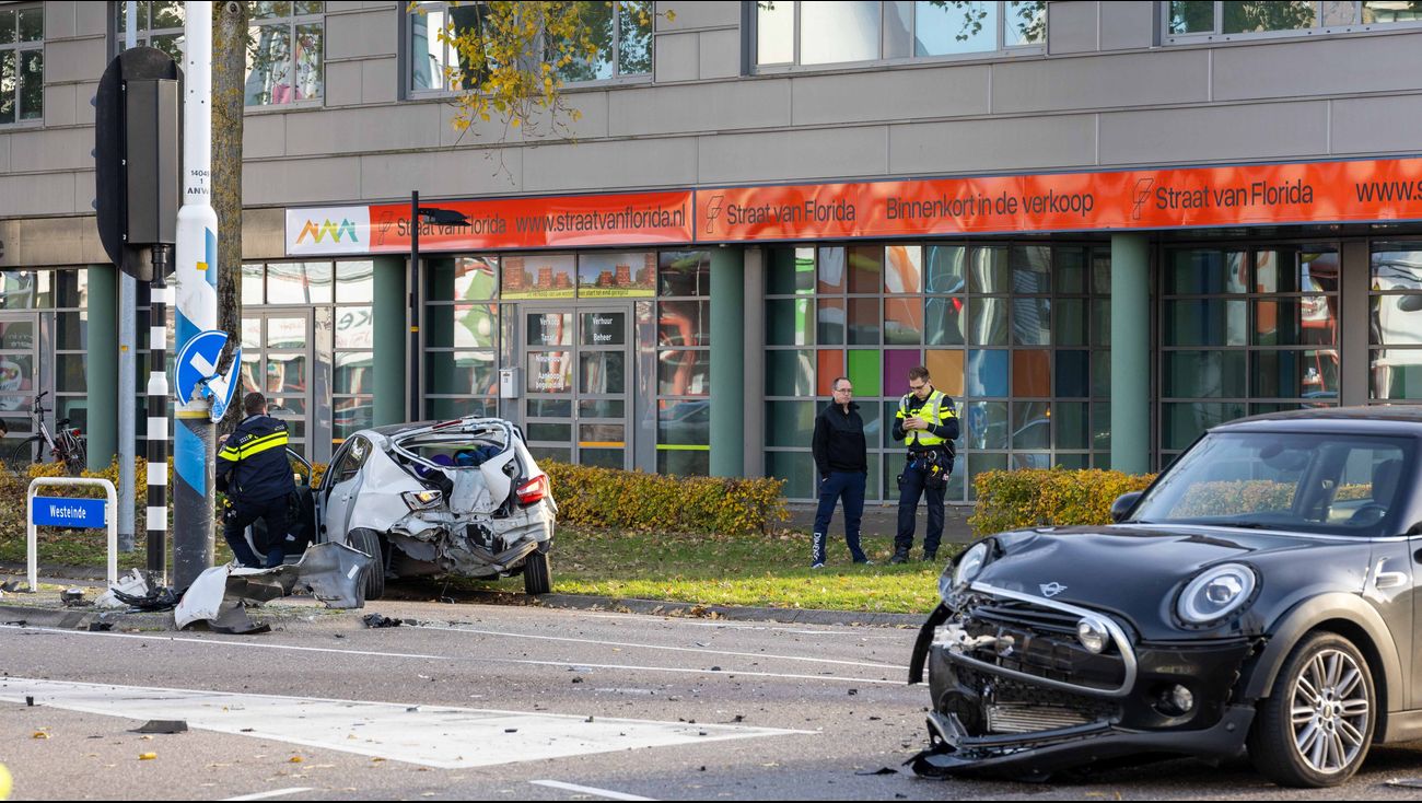 Nieuws - Gewonde bij aanrijding op kruising in Almere Buiten
