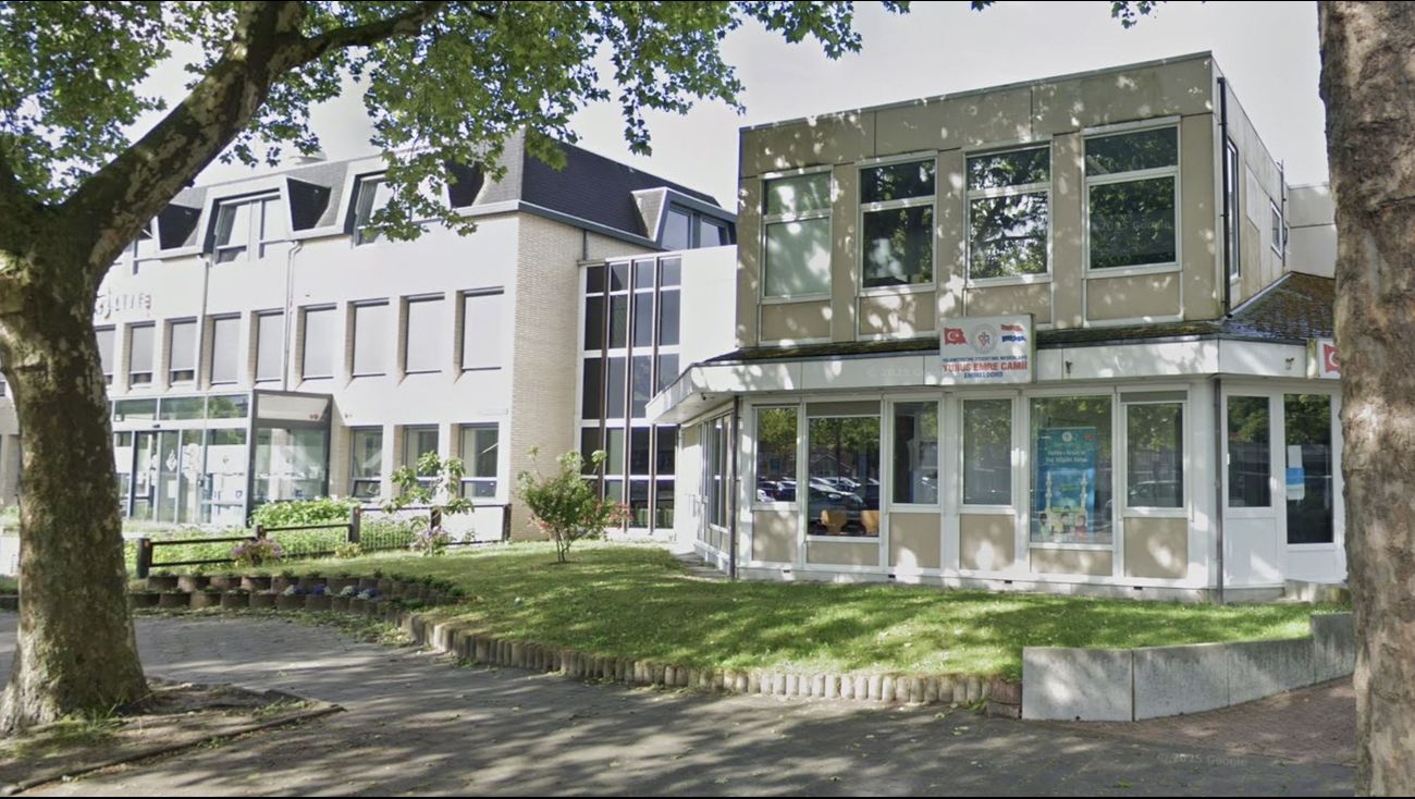 Nieuws - Bedreigingen en verscheurde korans Yunus Emre Moskee Emmeloord