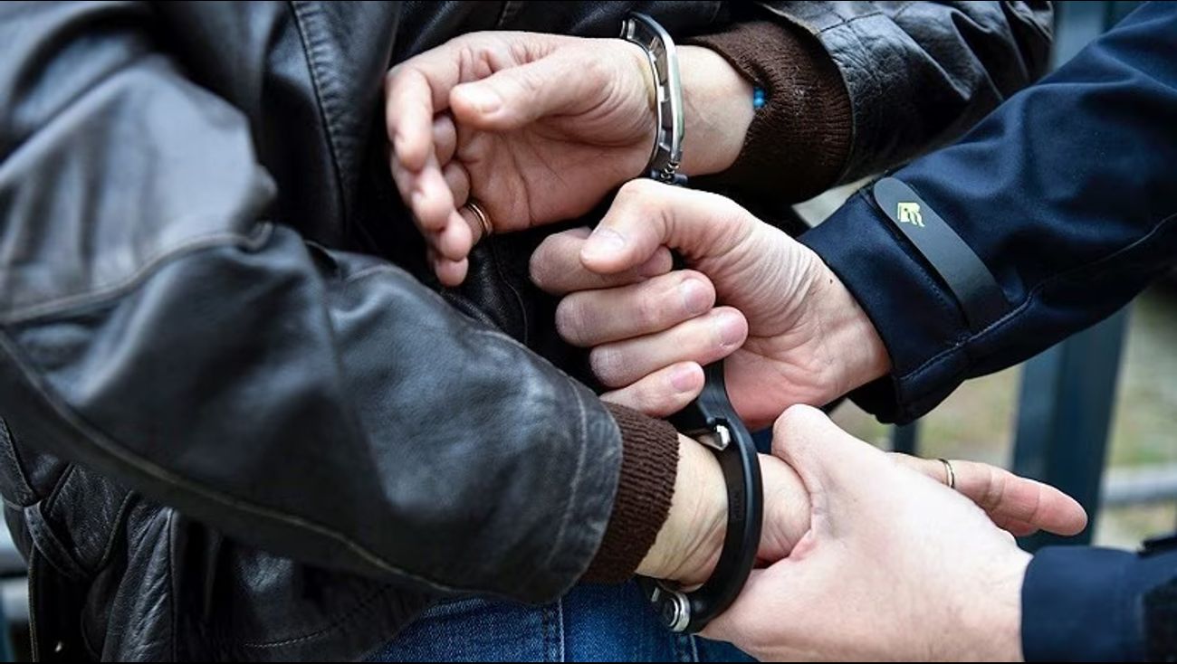 Politie vindt bij inval in woning drugs, wapens, duizenden euro's in cash en illegale sigaretten