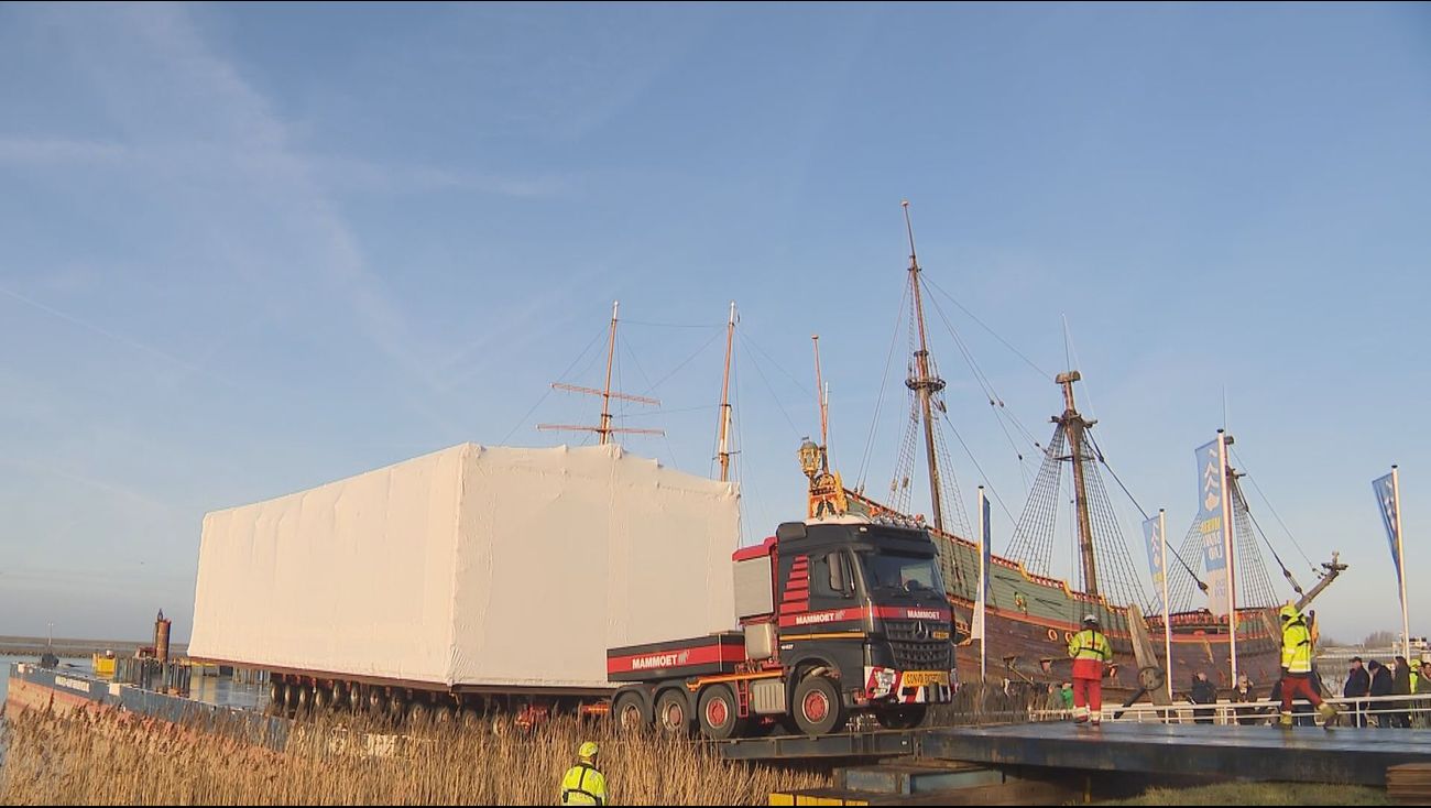 Nieuws - IJsselkogge verpakt als witte schoenendoos onderweg naar Zwartsluis