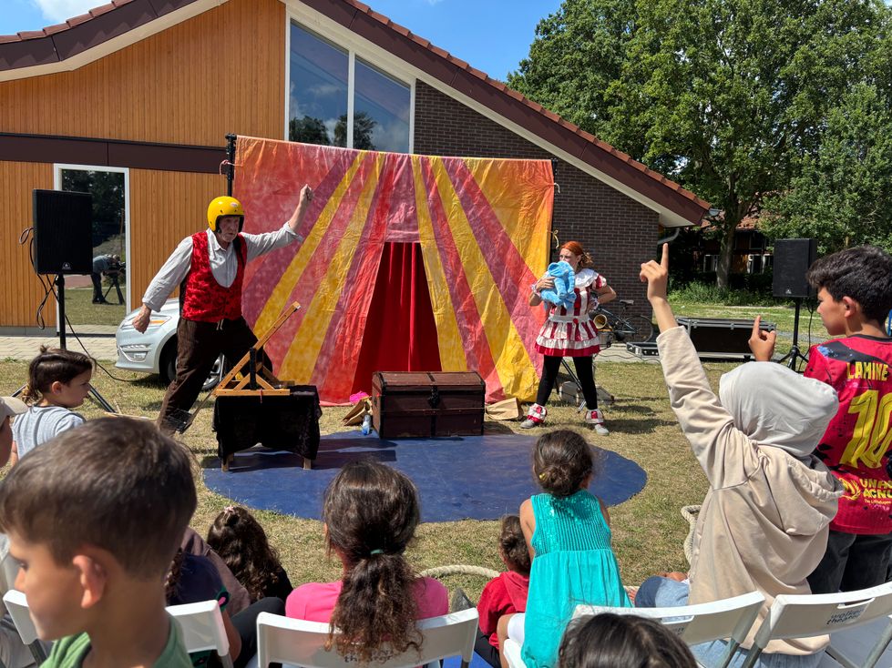 Nieuws - Wolkentheater zorgt voor vrolijkheid: 'Zomervakantie is vaak moeilijk voor kinderen in AZC'