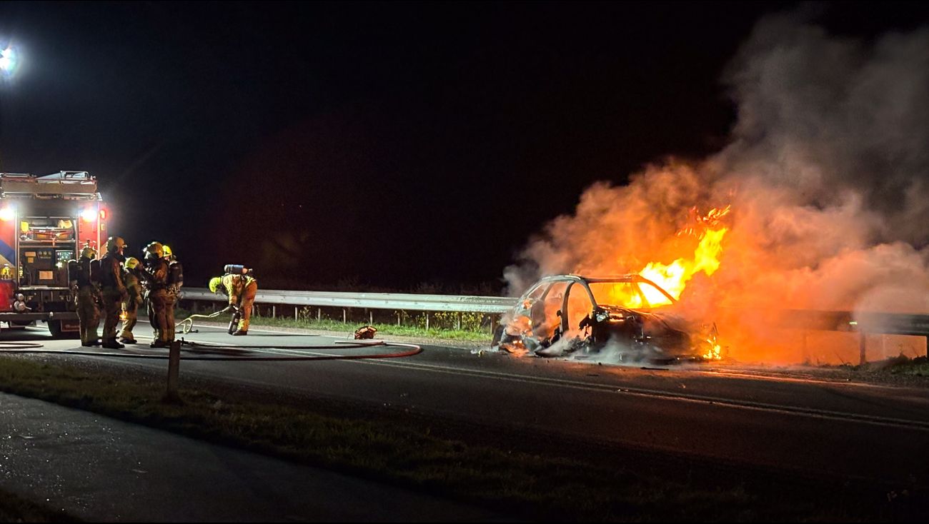 Nieuws - Auto vliegt in brand na botsing op Markerwaarddijk, één gewonde