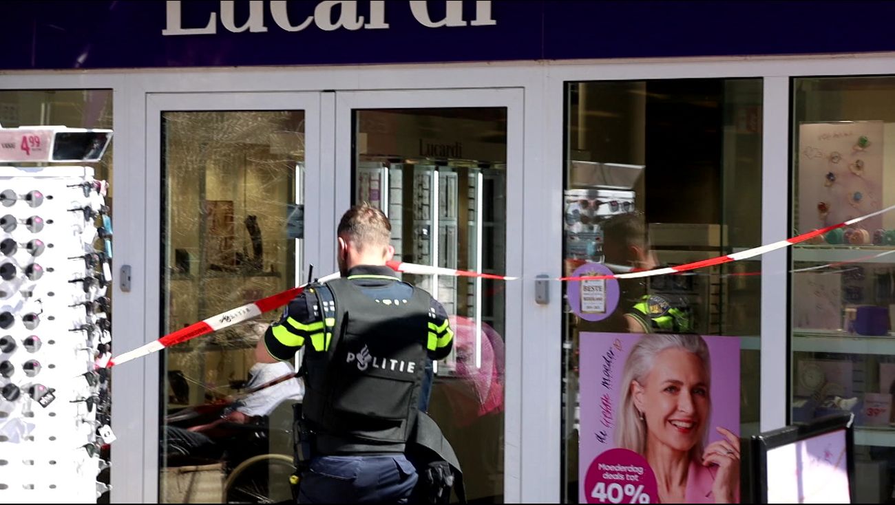 Nieuws - Overvallers juwelier vertrekken met lege handen, krijgen vitrines niet kapot