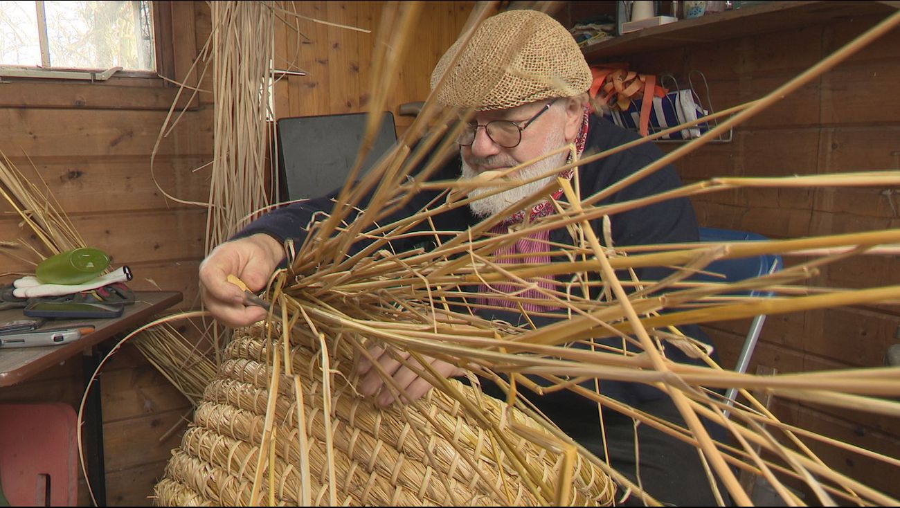 Nieuws - Korfvlechter Rob Triest maakt bijzonder grafmonument voor imker
