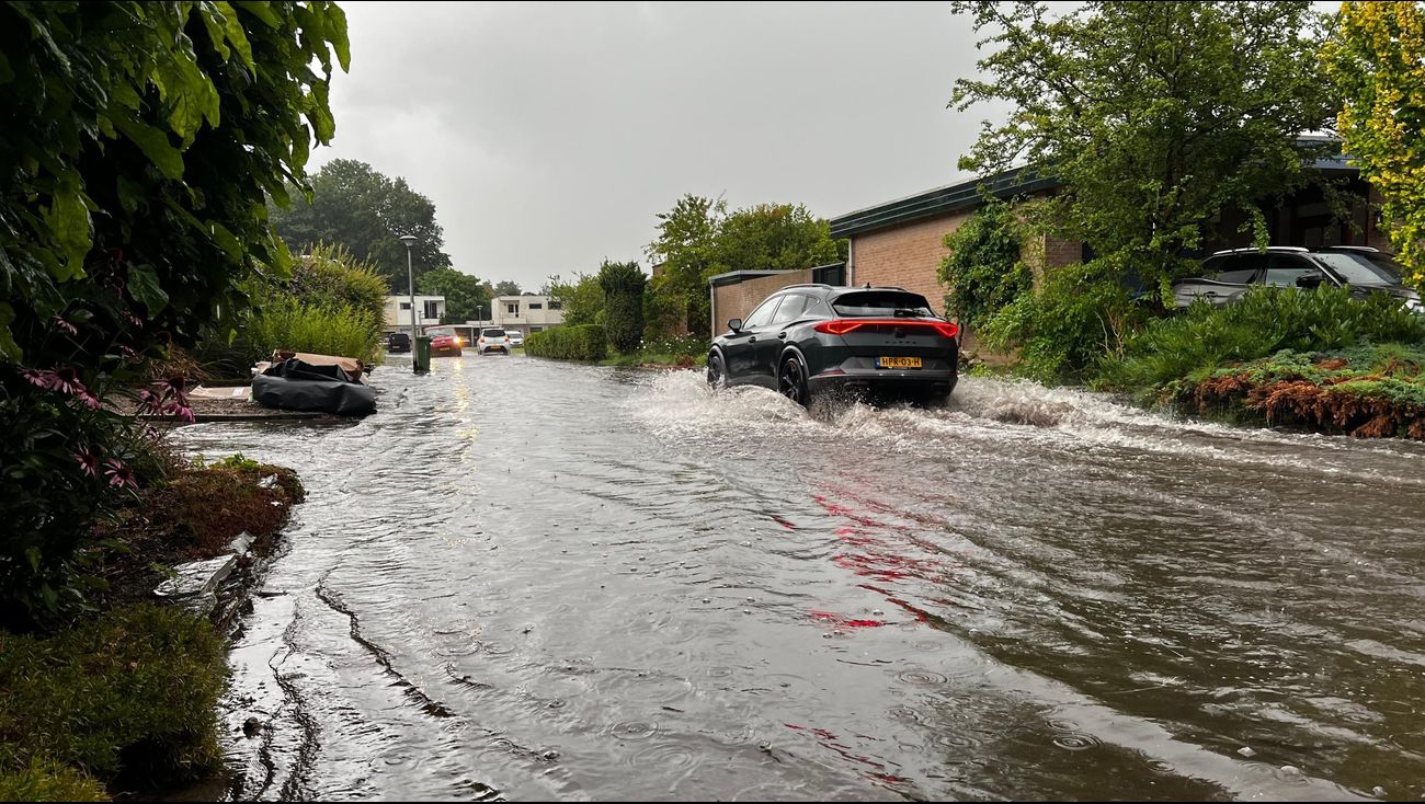 Nieuws - Huizen en straten in Nagele onder water gelopen na flinke wolkbreuk