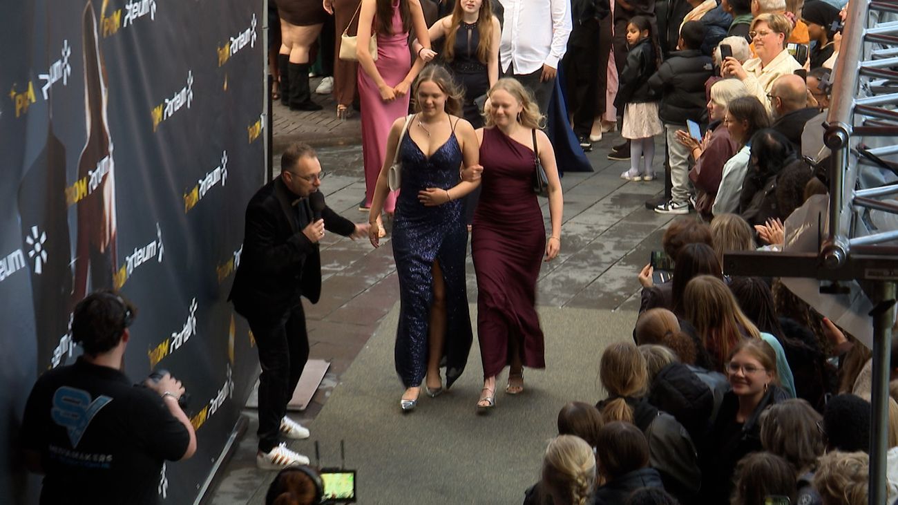 Nieuws - Examenleerlingen Porteum als sterren onthaald tijdens glamoureuze prom