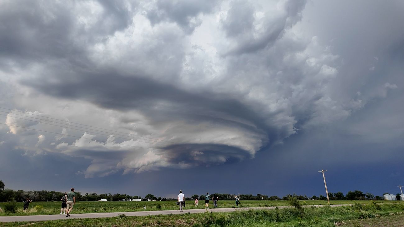 'Je komt soms een hele rij stormchasers tegen, in bizarre voertuigen die helemaal gepantserd zijn