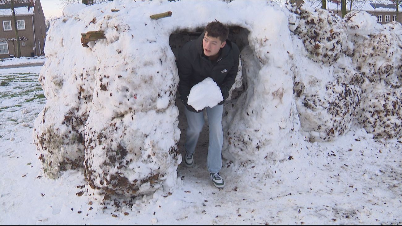 Grootste sneeuwpoppen van de provincie zakken ineen, sneeuwbunker Emmeloord blijft (nog) staan