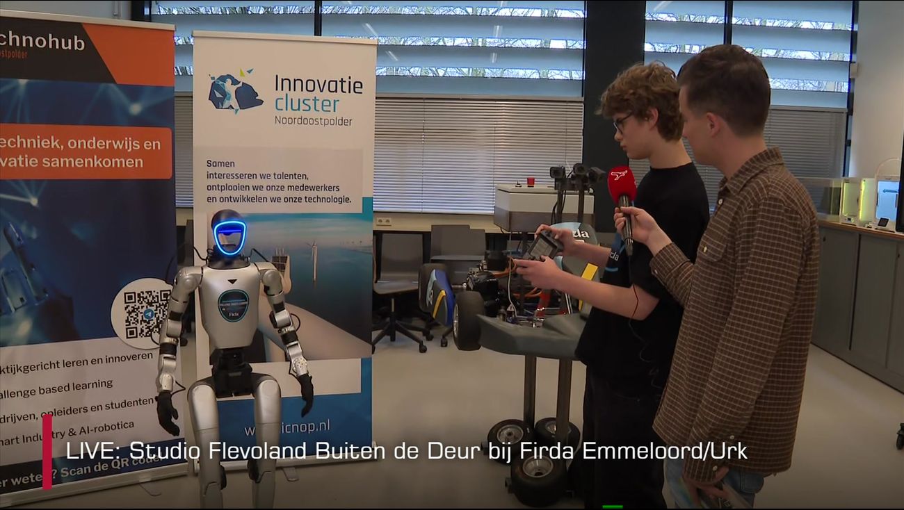 Gemist - Cody de robot helpt studenten in Emmeloord