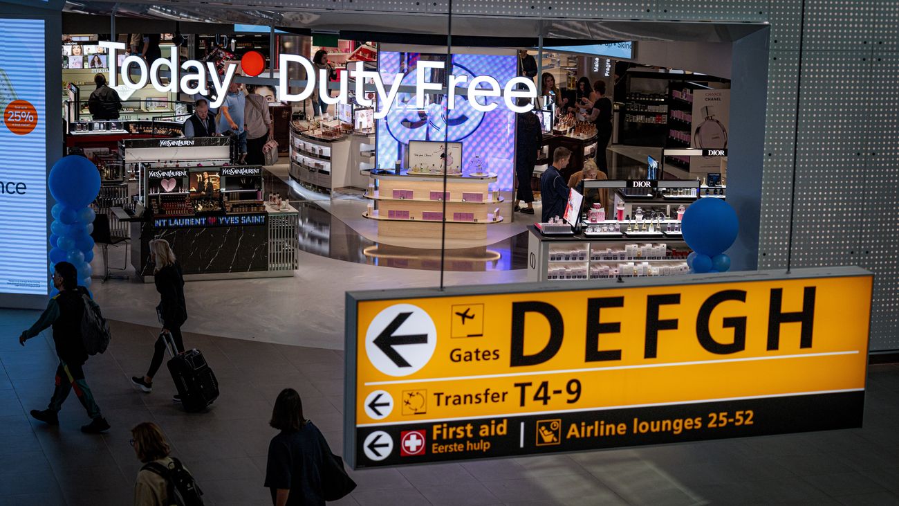 Almeerse dief (51) slaat toe op Schiphol en heeft koffer vol telefoons en cosmetica