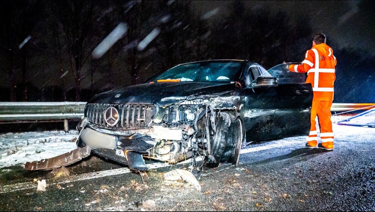 Nieuws - Lelystedeling raakt in de slip op snelweg en rijdt auto in de prak tegen vangrail